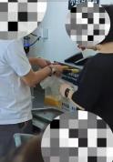 山姆内顾客拿袋子装免费酱料 文明底线何在？
