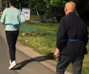 儿子用绳子领着生病的父亲跑步，全网泪目：你养我小，我养你老