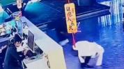 两人足浴店消费后“掩耳盗铃”逃单 监控记录下尴尬一幕