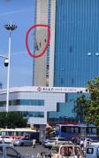 吊篮坠落两工人被绳索吊在半空 消防紧急救援成功