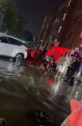一男子倒在水中疑触电身亡，濮阳夜间遭雷暴大风后多路段渍水，当地曾接到触电警情