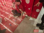 女孩手指被卡消防员连人带物送医 紧急救援成功脱困