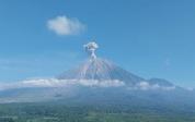 印尼两座火山同时喷发 双火山灰柱冲天