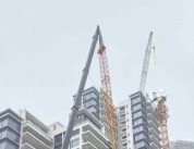 吊臂折断砸向未启用的幼儿园 事故因超载引发