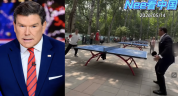 美国主播在北京公园和市民打乒乓球，穿着西服！