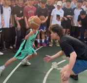 广西小孩哥球技惊艳众人 小小年纪展现非凡天赋