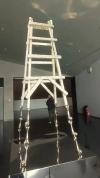 美术馆展钻石“梯子"质疑 艺术与现实的桥梁