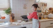 疯狂晒娃的父母们，正在制造新一代“原生家庭创伤”？