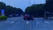 理想SUV变道冲撞摩托车致骑手身亡 不守交规酿悲剧