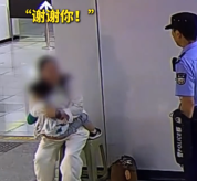 地铁站的这一幕太暖了!民警为抱孩子乘客送来凳子