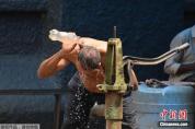 最高温超48℃ 印度快“热化”了 热浪扰乱民众生活