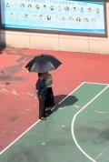 学校辟谣“女老师给校长打伞” 警惕无端猜测