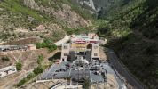 稻城亚丁景区“道路设卡摆渡收费”调查