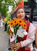 18年前雨夜被捡的弃婴高考后跪谢养母 感人瞬间泪目众人