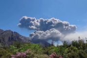 日本火山清晨狂喷1小时 60万居民受灰雨影响