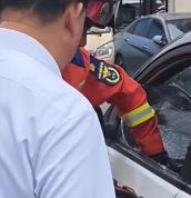 考场外车辆故障鸣笛不止 车主求破窗 果断行动获赞