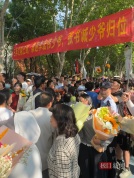 考生感谢母亲辞职陪读 父母落泪 三年陪伴见证成长