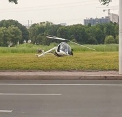 载2人直升机尾部断裂原地打转 两人幸无生命危险