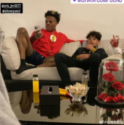 网红甲亢哥找大罗打招呼秀肌肉 唯一的乐子在看台