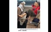 多网友吐槽高铁上脱鞋踩桌板现象 不文明行为引关注
