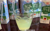 消费者称德亚牛奶倒出淡黄色水，没有浓郁的奶香闻着还有点酸味，幸好小朋友没插上管子喝……