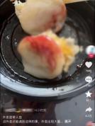 吃外卖发现烧麦底部有大量血迹 店员受伤致血滴入餐食