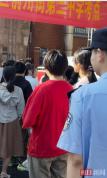 民警履行承诺护送女孩中考还送包子 温暖守护考生梦
