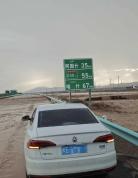 塔克拉玛干沙漠边缘地带现洪水 罕见暴雨致高速受阻