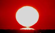 夏至前后地球离太阳更远为何会更热 地轴倾斜决定季节变化