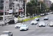安徽一车辆撞电动车 家属称2名小孩离世 事故现场目击者讲述