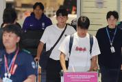 孙兴慜回国获球迷暖心接机 队长获鼓励未回应媒体
