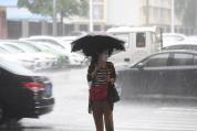 直击沈阳暴雨：有人划桨板出行 暴雨蓝色预警发布