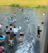 排污口被居民当游泳池戏水，当地回应 达标中水仍存风险