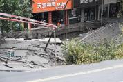 一公交车刚进站突然马路塌陷 城市隐形隐患敲响警钟