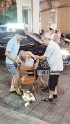 老人摔倒后能立马扶起来吗 街坊及时伸手相扶