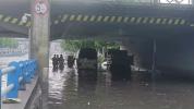 客车涉水12人被困桥下 消防交警救援 暴雨中紧急施救