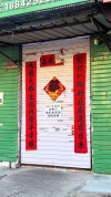 店铺组团贴告示歇业：太热去凉快了 高温下的集体避暑行动