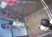 男孩挡电梯门近2分钟被家长“制裁” 暴力示范引争议