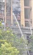 连云港火灾母女坠楼小区居民发声 揪心一幕还原与消防回应质疑