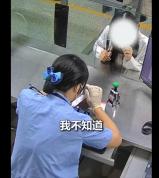女孩高考完瞒着家人计划与一名男性朋友偷偷出国，经移民管理警察耐心劝导后，自愿放弃出境行程