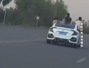 男子驾车途中发现前车3人探出窗外：车速大概有80km/小时，而且车流很大，非常危险