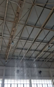 张家界中心汽车站候车厅漏水如瀑布 暴雨致老站房漏雨严重