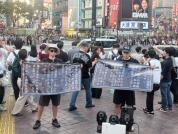 法中青年举标语敦促日本正视历史 反战声音响彻东京街头