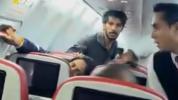 男子飞机上要开舱门 被绑在座位上 高空惊魂引发恐慌