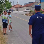 4少年给消防员送水后转身跑开 消防员敬礼回馈