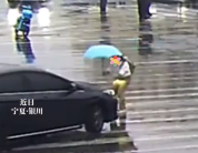 行人在路口闯红灯通行，还蛇形走位被撞翻