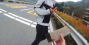 女子骑摩托撞上木块失控摔倒 警方迅速响应调查真相
