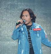 演唱会总导演回应草根歌手侯浪救场 共享电动车赶来的奇迹救场