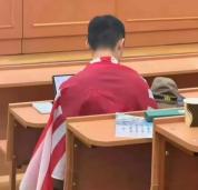 中国留学生就身披旭日旗道歉 事件引发广泛关注