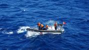 中国海警执法艇依法巡航黄岩岛潟湖 维护海洋环境